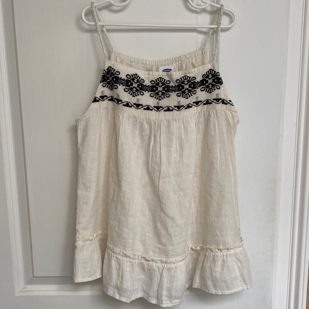 Brand new super cute embroidered top